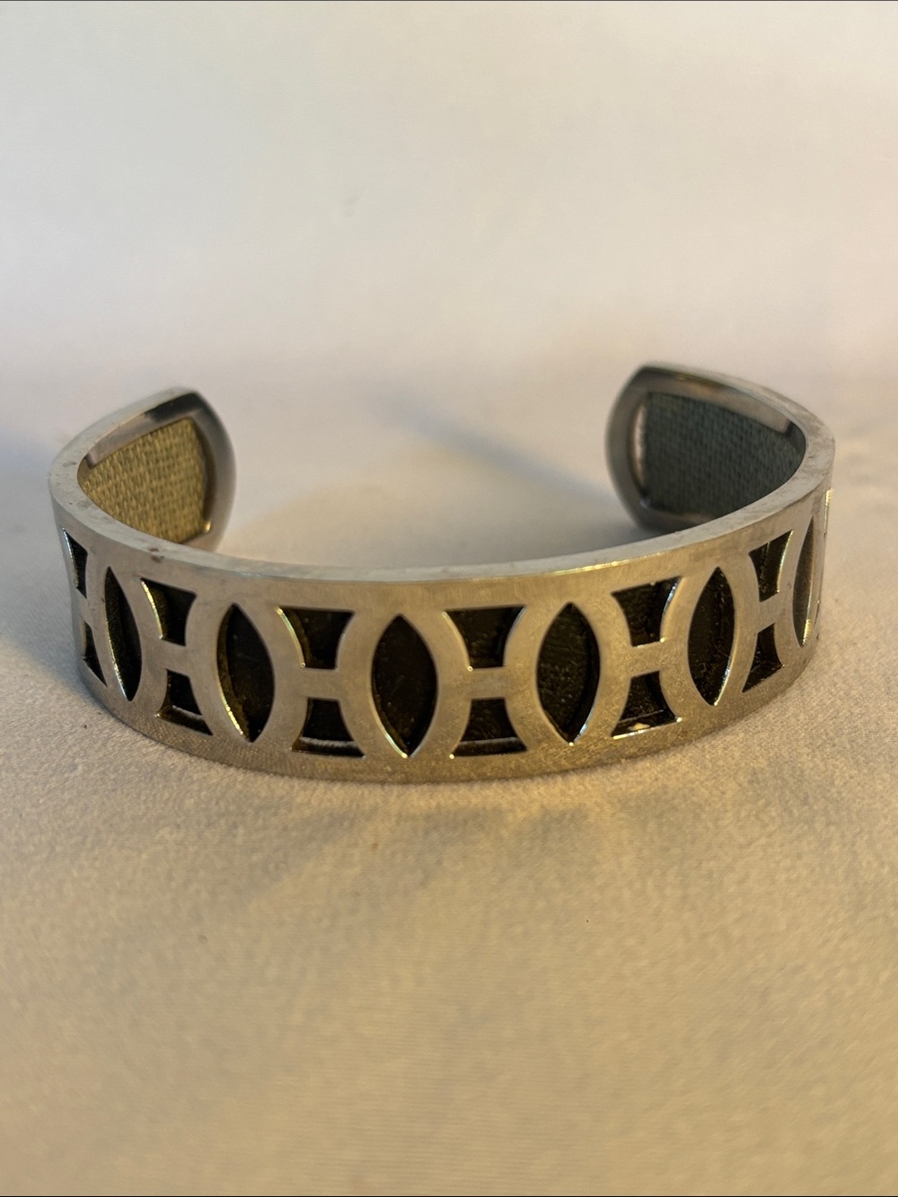 VERY PRETTY GENTLY WORN SILVER - TONE OPEN CUFF MEYAL  BRACELET WITH BLACK INLAY - Picture 3 of 6